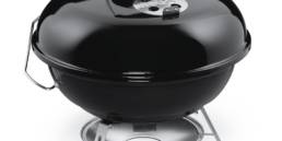 The Jumbo Joe is Weber’s ultimate portable kettle. This 47cm barbecue is big enough to roast a whole chicken or leg of lamb.