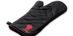 The Weber barbecue mitts, featuring an embroidered kettle, protect your hands from a hot barbecue with their flame retardant coating - a necessity for all barbecuers.