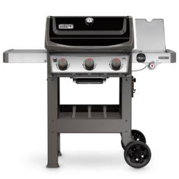 With the spacious cooking area, you can sear steaks on one side while barbecuing an appetiser on the other.
