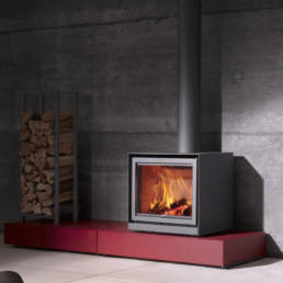The Stûv 16 wood stoves stand out for their perfectly balanced straight lines that showcase the beauty of the flames.