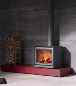 The Stûv 16 wood stoves stand out for their perfectly balanced straight lines that showcase the beauty of the flames.