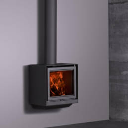 Stûv model is a modern wood stove with a large opening that distributes heat in abundance.