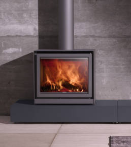 Stûv 16 wood stoves stand out for their perfectly balanced straight lines that showcase the beauty of the flames.